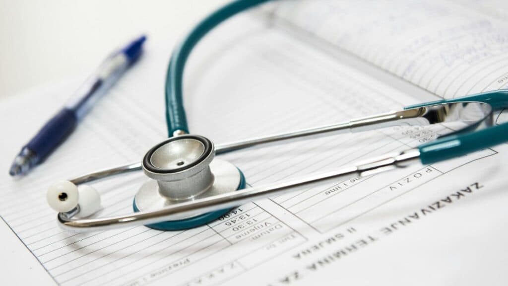 Un medic și o asistentă de la UPU Bacău, puși sub supraveghere judiciară pentru eliberarea unor concedii medicale fictive