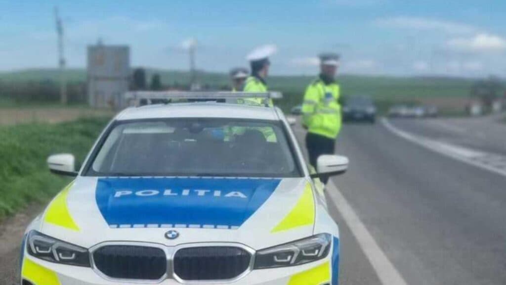 Un agent de poliție din Arad, victima unui accident rutier în timpul unei misiuni pe autostradă, a fost dus la spital