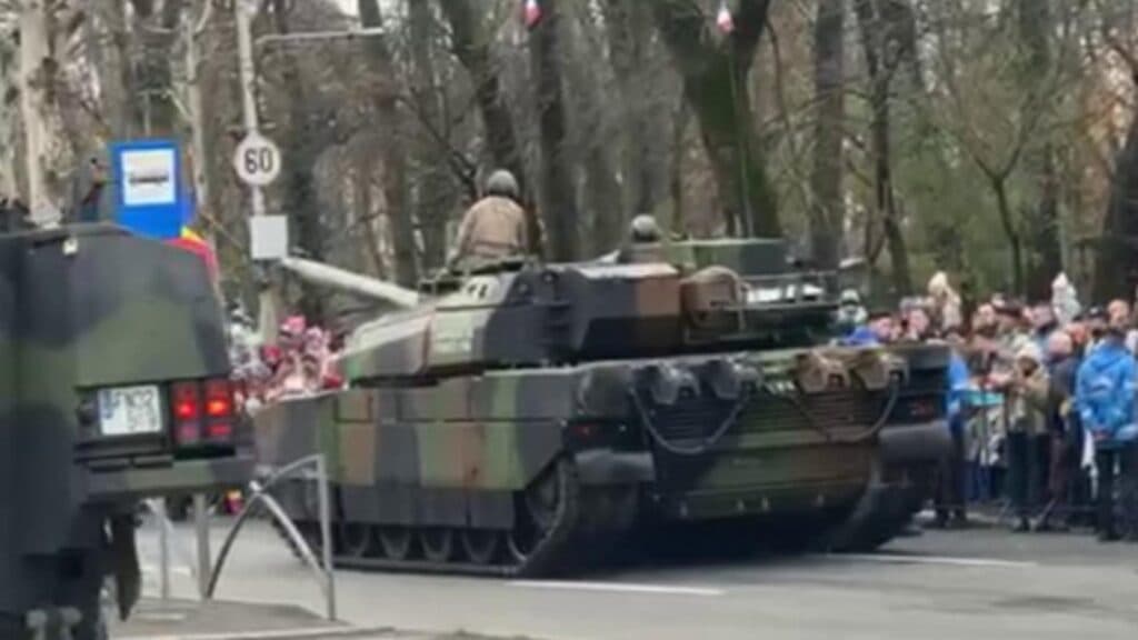 Un tanc a fost oprit la paradă: incident surprinzător la sărbătoarea de 1 Decembrie de la Arcul de Triumf