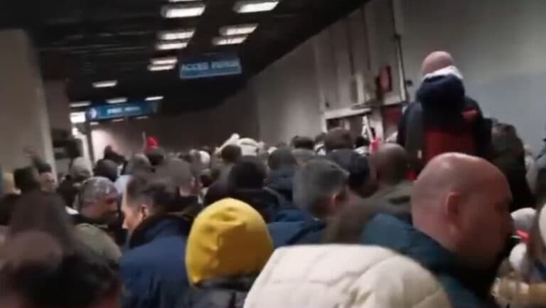 Haos pe metroul din București după parada de 1 Decembrie: Un călător a avut nevoie de ajutor