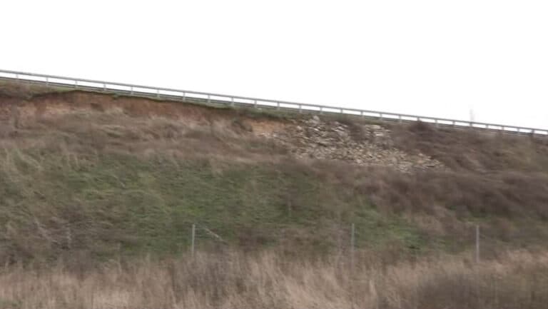 Alunecări de teren pe Drumul Expres Craiova-Pitești: Ploaia intensă a provocat prăbușiri de sol în diverse locuri
