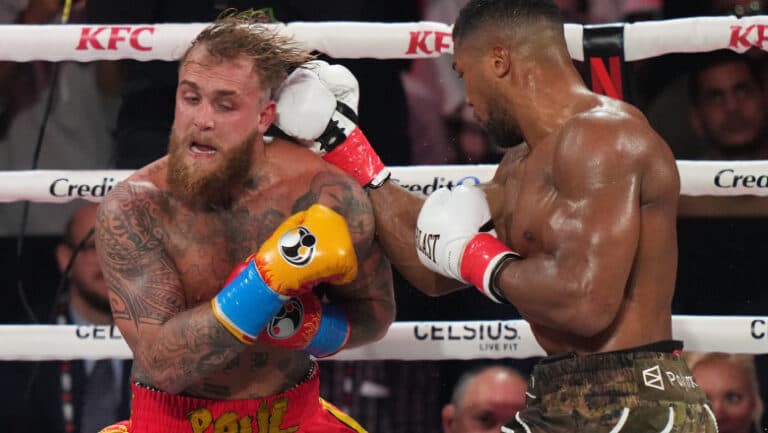 Anthony Joshua îi aplică o înfrângere devastatoare lui Jake Paul în runda a șasea, provocându-i posibil o fractură la maxilar în Miami