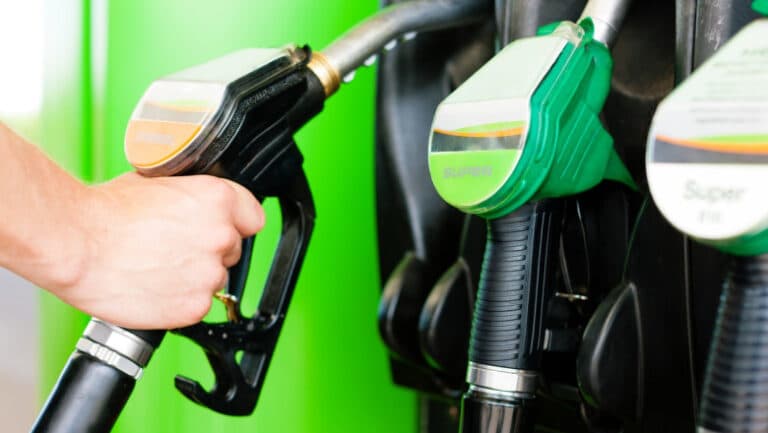 Creșterea prețurilor la carburanți: Ce costuri ne așteaptă la pompă pentru benzină și motorină începând cu 1 ianuarie