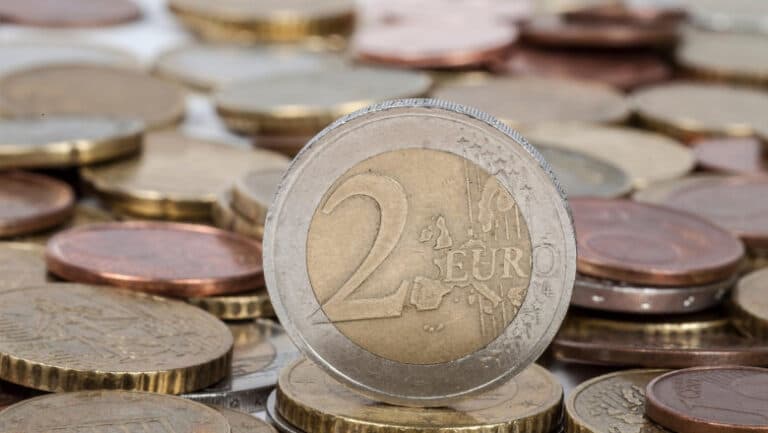 Previziuni îngrijorătoare: euro ar putea atinge 5,2 lei în 2026. Economiștii trag un semnal de alarmă asupra impozitului minim pe cifra de afaceri
