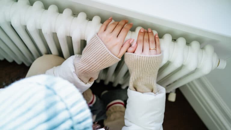 Facturile care apasă pe umerii românilor: Ce soluție de încălzire este cea mai avantajoasă acum? Termoficare centralizată, gaz, electricitate sau lemne?