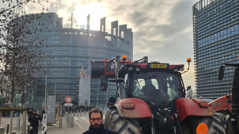 Fermierii își fac auzită vocea în fața Parlamentului European, protestând împotriva acordului UE-Mercosur cu tractoare în frunte