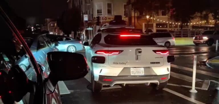 Waymo își suspendă activitatea în San Francisco din cauza blocajelor robotaxi-urilor în timpul penei de curent