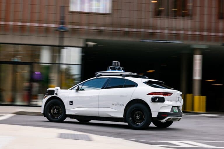 Waymo va lansa o actualizare software pentru a îmbunătăți interacțiunea robo-taxiurilor cu autobuzele școlare