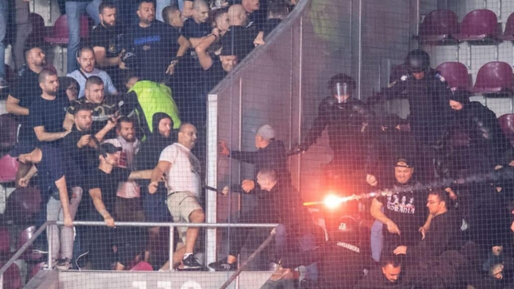 Zeci de penalizări după confruntarea FCSB-Dinamo. Numeroși fani au primit interdicții la meciuri
