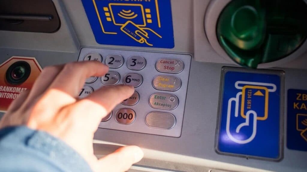15.000 de lei lăsați în bancomat la Botoșani. Poliția încearcă să găsească proprietarul: acțiunea surprinzătoare a unui trecător