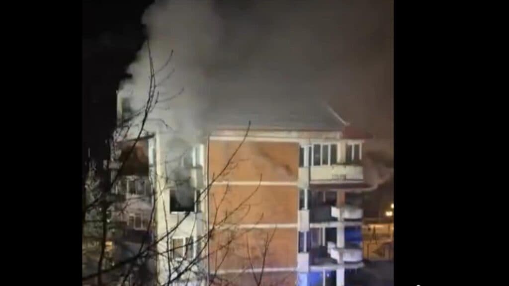 15 locatari au părăsit clădirea în urma unui incendiu devastator din Uricani
