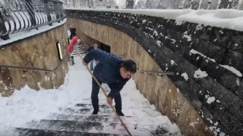 8.000 de locuințe întunecate, iar primarul își face selfie cu lopata în mână