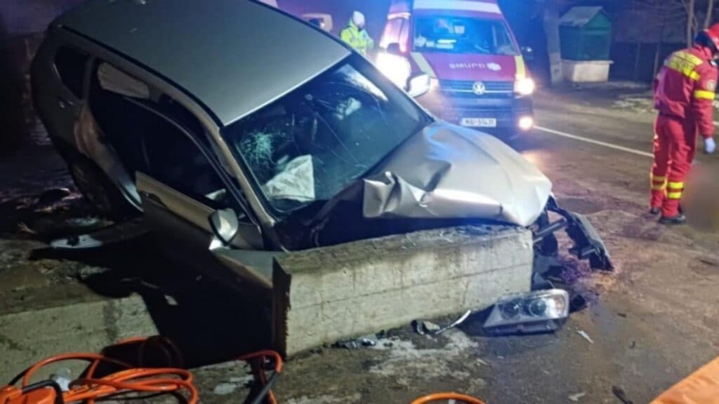 Tragedie pe drumurile din Suceava: Patru tineri răniți în urma unei coliziuni cu un cap de pod