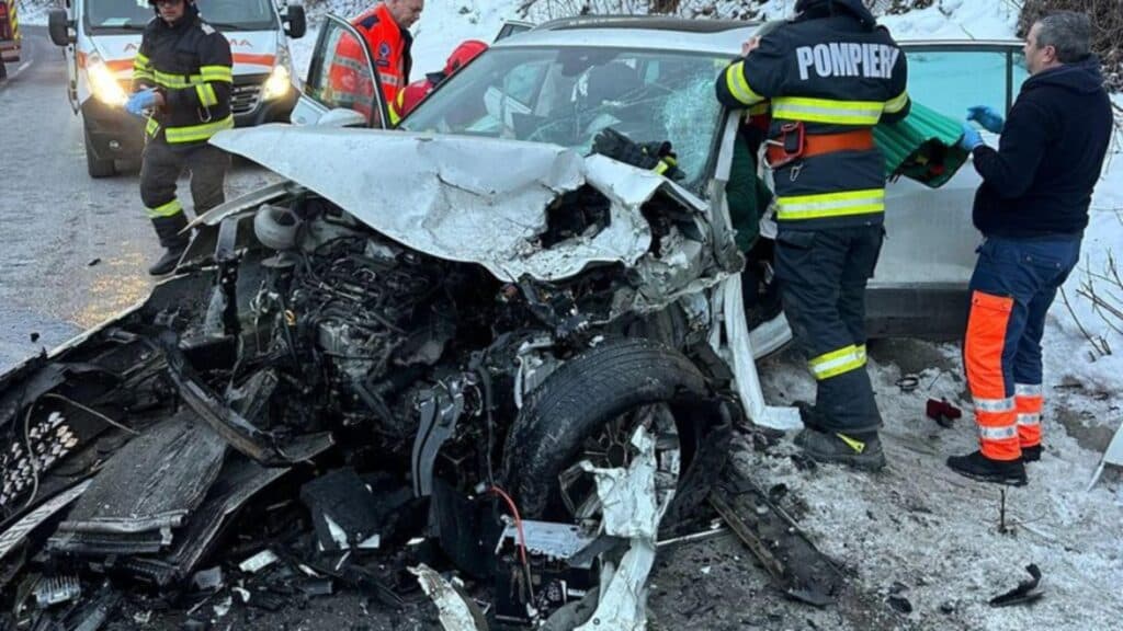 Accident deosebit de grav pe DN 14 în județul Mureș: două femei prinse între fiarele contorsionate ale mașinii. Scene incredibile după coliziunea devastatoare