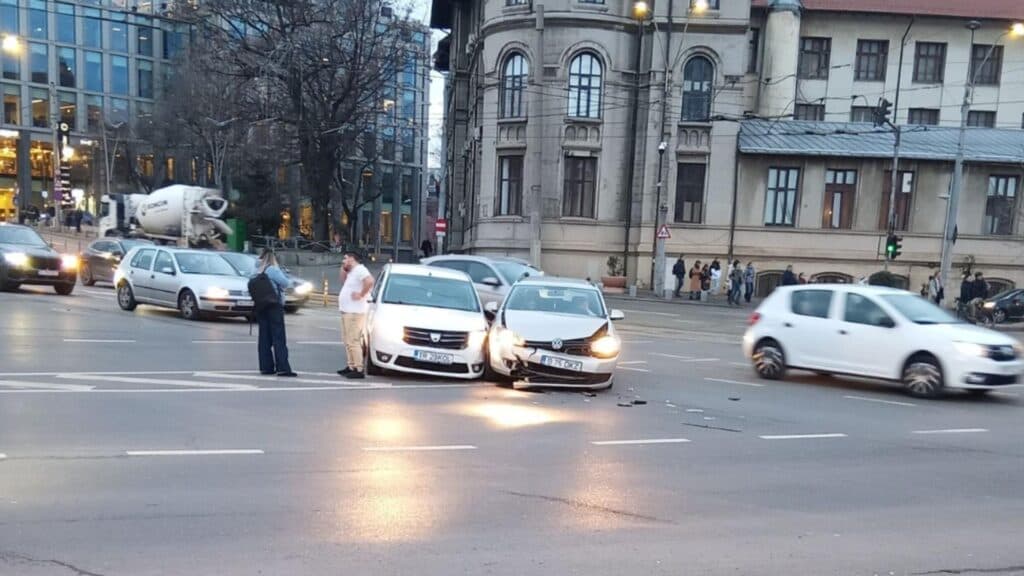 Coliziune în inima Capitalei: Două mașini implicate, trafic îngreunat temporar în zonă