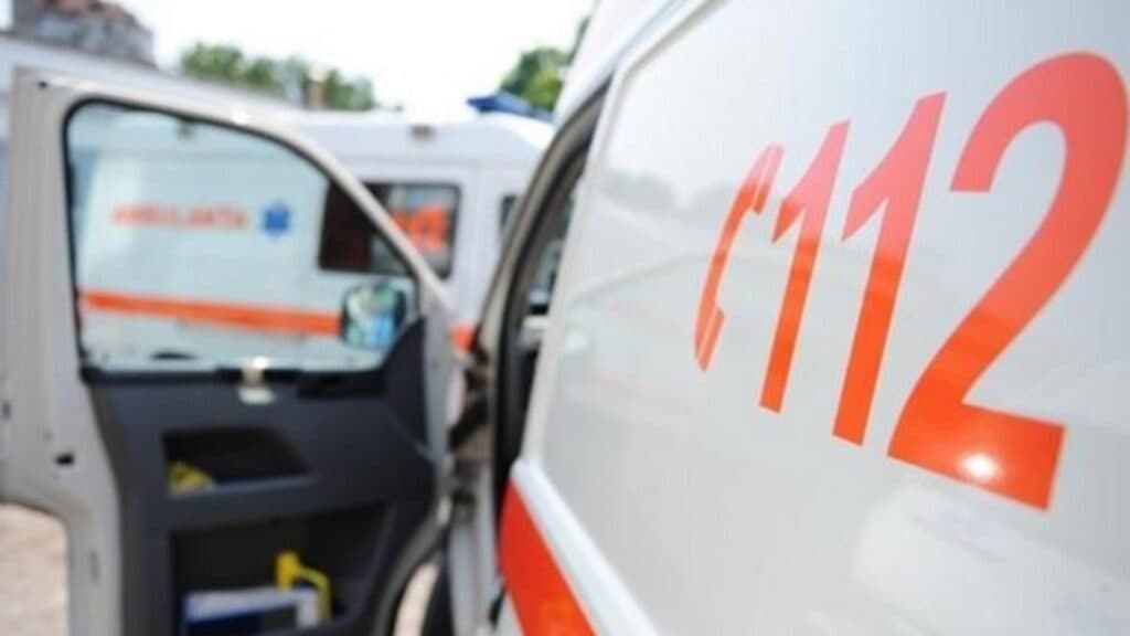 Coliziune între autobuz și două autoturisme la Mărăcineni: circulația spre Pitești este blocată. Două persoane au suferit răni