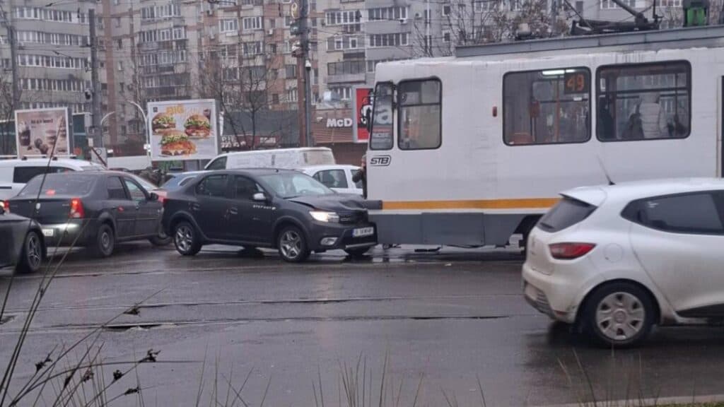 Coliziune între tramvai și autoturism în inima Capitalei: Trei trasee STB afectate