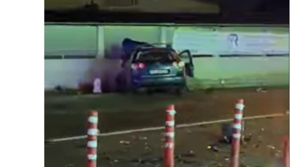 Coliziune pe drumurile din Blejoi, satul Țânțăreni. Traficul este grav afectat. Două persoane au fost transportate la spital