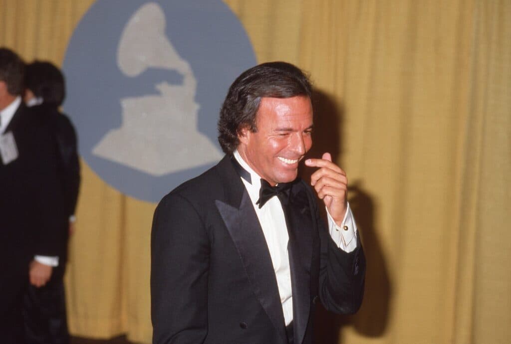 Controverse majore în jurul renumitului Julio Iglesias: foste colaboratoare îl acuză de abuzuri și comportament inacceptabil