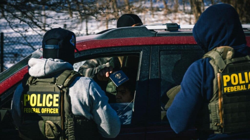 Alertă în Arizona: Un bărbat grav rănit în urma unui schimb de focuri cu agenții ICE