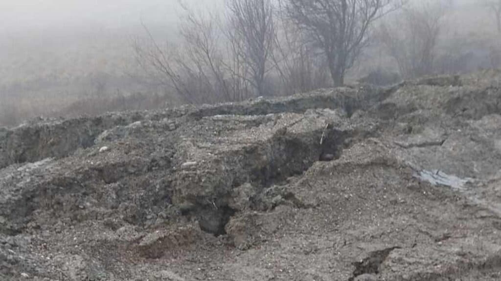 Alunecare de teren pe un drum recent reabilitat din Buzău, posibil din cauza unei greșeli de proiectare