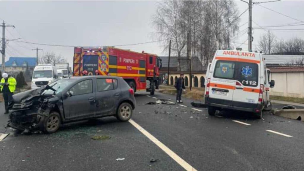 Ambulanță aflată în misiune, implicată într-un accident în județul Bacău, cinci răniți
