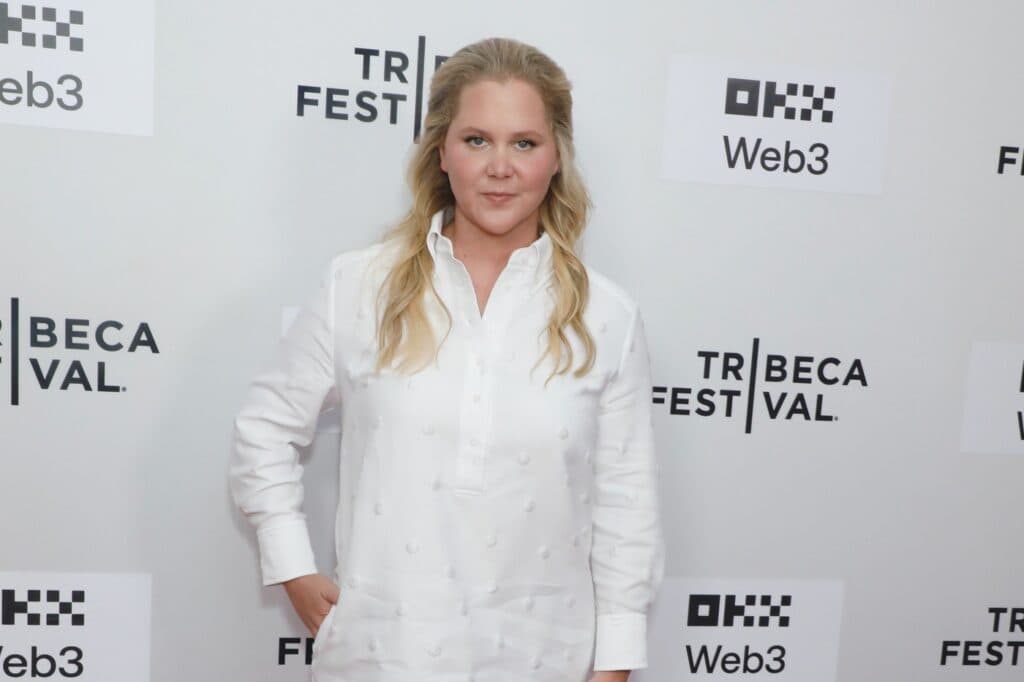 Amy Schumer găsește salvarea în râs în mijlocul divorțului: „Așteptați-vă la rând, băieți!”