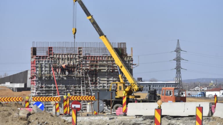 Ianuarie aduce schimbări în construcții: prețurile vechi dispar, iar noua taxă pe carbon îngreunează bugetul cu până la 15%