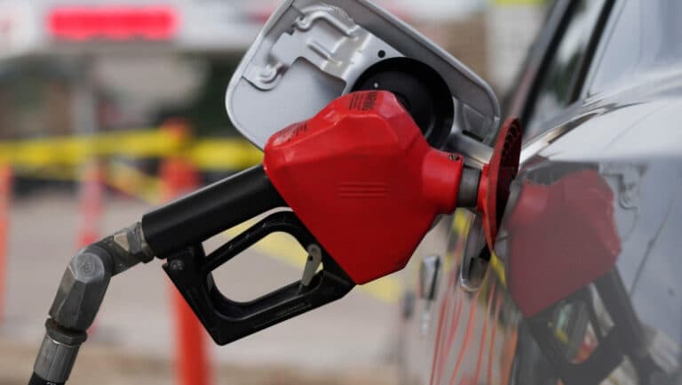 România, al treilea jucător în producția de țiței din UE: De ce prețurile carburanților nu reflectă acest avantaj?