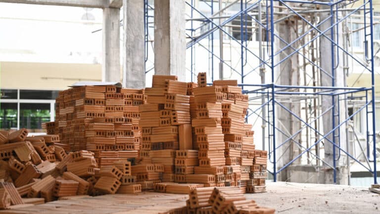 Impactul taxelor pe hale și depozite asupra prețului materialelor: Cum influențează impozitul pe clădiri costurile construcțiilor