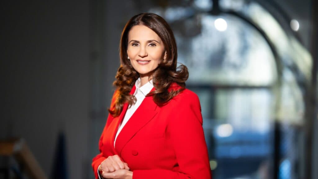 Anca Alexandrescu comentează incidentul cu Nicușor Dan în Paris: „Este doar o farsă menită să-l prezinte ca victimă și să sublinieze falsele sale modestii.”