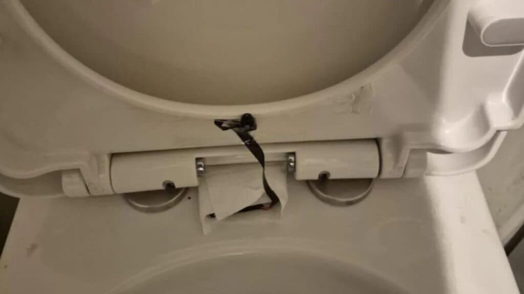 Poliția demarează o anchetă după descoperirea unei camere ascunse în toaleta unui restaurant de către o clientă