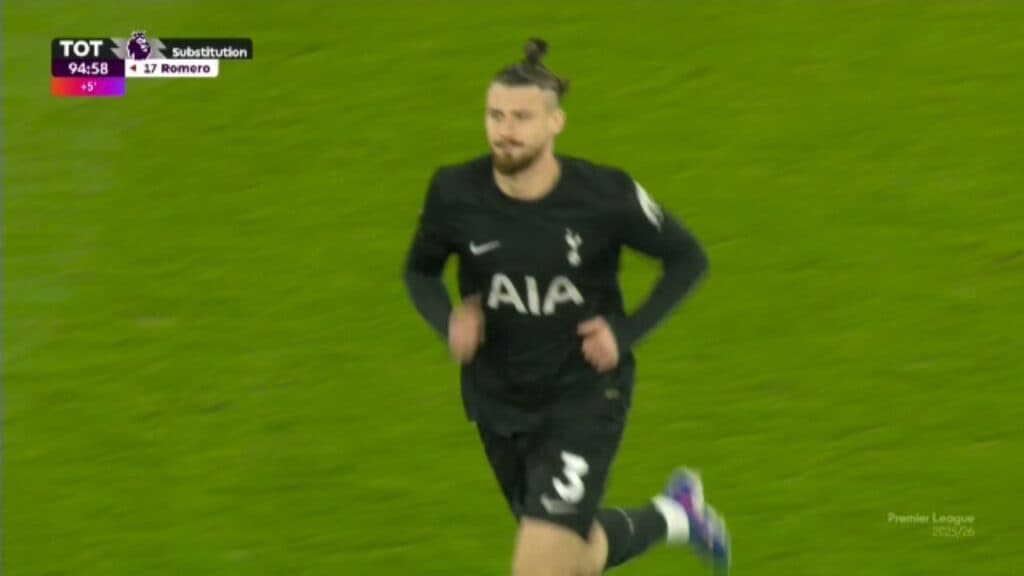 Radu Drăgușin stârnește controverse pe teren în confruntarea Burnley – Tottenham: ”E vremea să plece!” / ”Trebuie să fie demis!”