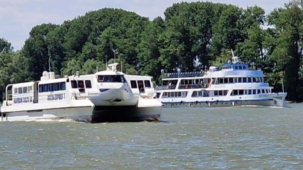 Măsurile austere ale lui Bolojan afectează și locuitorii Deltei Dunării: transportul fluvial pentru pasageri, fără fonduri din ianuarie