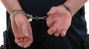 Bărbat din Neamț, arestat după ce și-a agresat partenera și a distrus ușa și geamul casei cu un topor, iar poliția a impus o restricție temporară