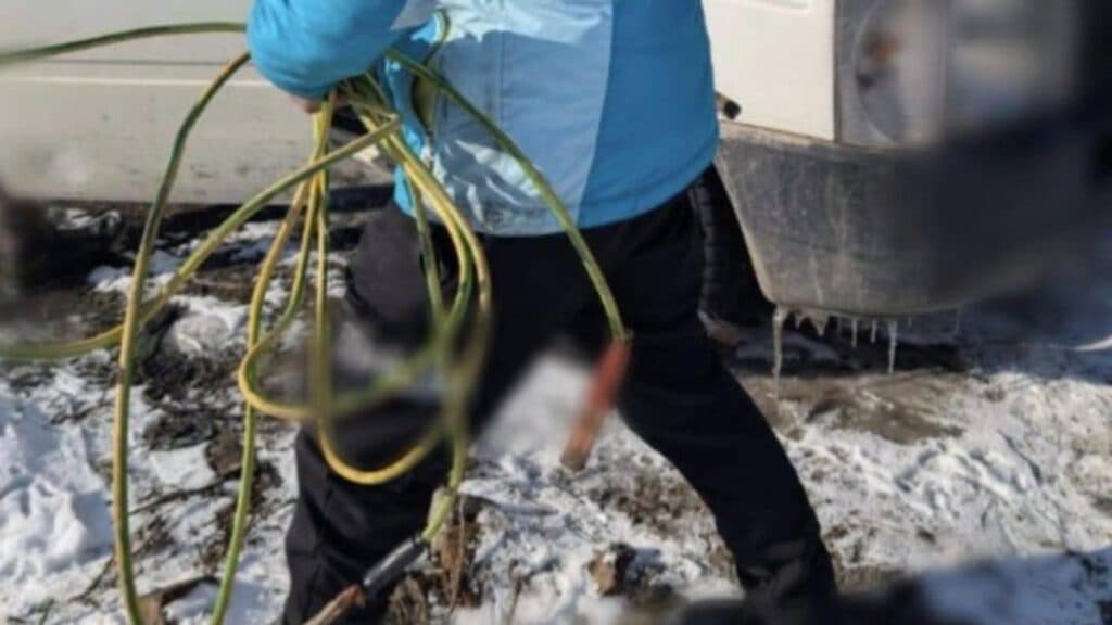 Bărbat surprins în flagrant în timp ce incinera cabluri de cupru. Ce acțiuni au întreprins autoritățile?