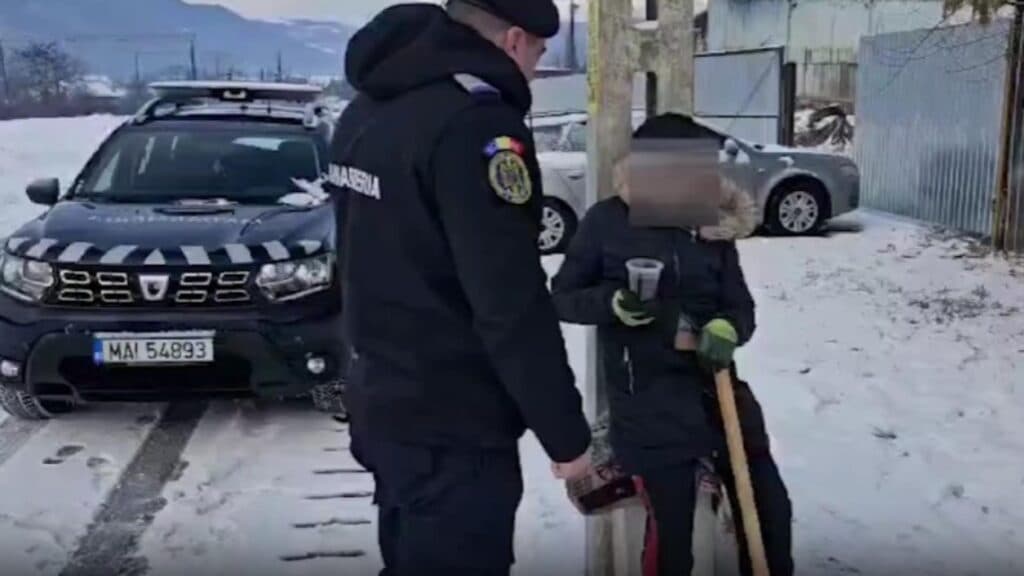 Bărbat salvat din ghearele gerului de către jandarmi în ultimul moment
