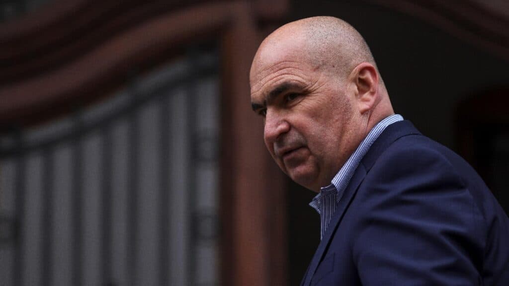 Bolojan trimite recuperatorii să îi înfrunte pe românii datori. Primarii se opun și amenință cu neimplementarea reformei