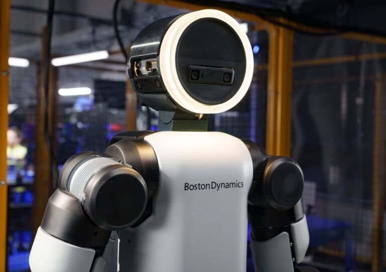 Următorul robot umanoid de la Boston Dynamics va purta amprenta Google DeepMind