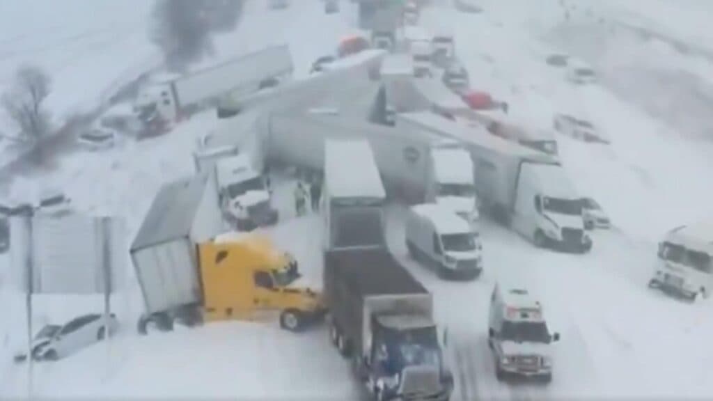 Accident de proporții pe o autostradă din SUA: peste 100 de mașini implicate în ciocniri devastatoare