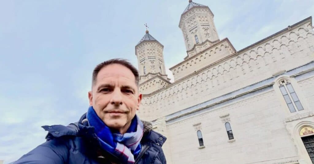 Îndemnul lui Dan Negru pentru părinții care își îndepărtează copiii de religie: „Permiteți-le să descopere frumusețea credinței, indiferent de convingerile voastre!”