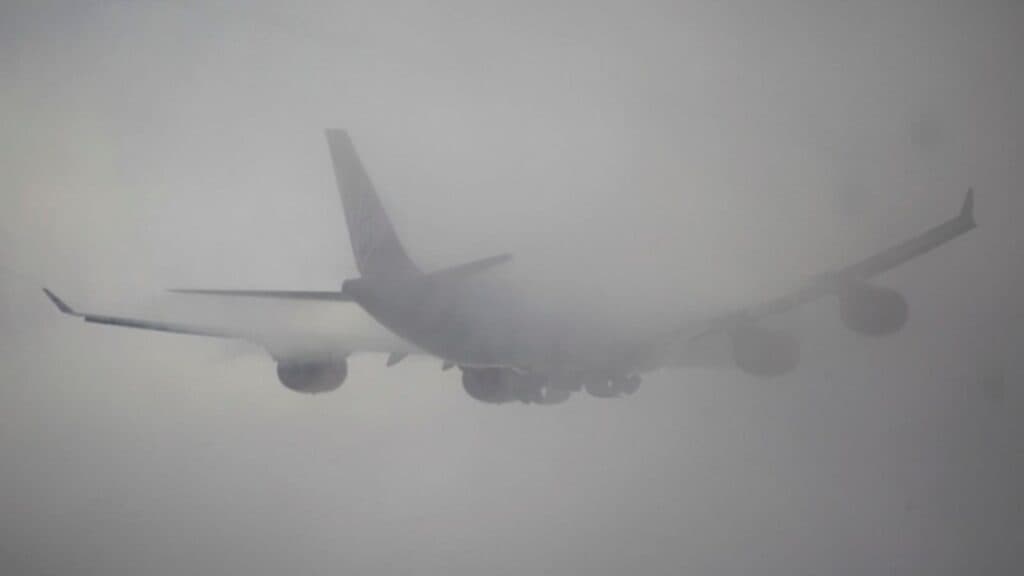 Ceața groasă perturbează zborurile interne: cursele București-Iași sunt anulate, iar două zboruri internaționale Ryanair sunt deviate spre Timișoara