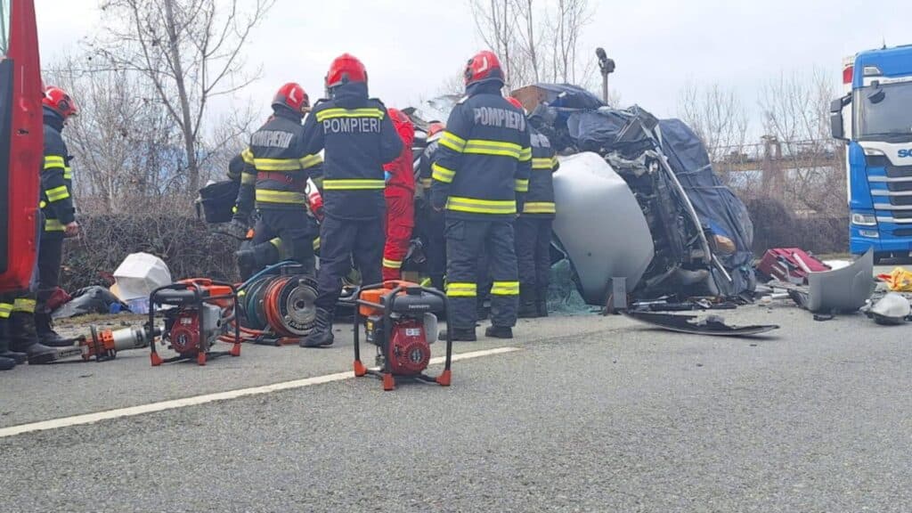 Tragedie pe șoselele din Mehedinți: un cetățean bulgar își pierde viața într-un accident violent cu un autotren