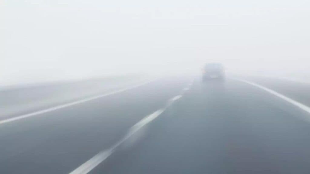 Autostrăzile și drumurile din 15 județe, afectate de ceață: află unde se circulă greu