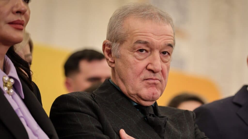 Becali și „clienții” săi: discuții aprinse în timpul pauzei meciului cu CFR