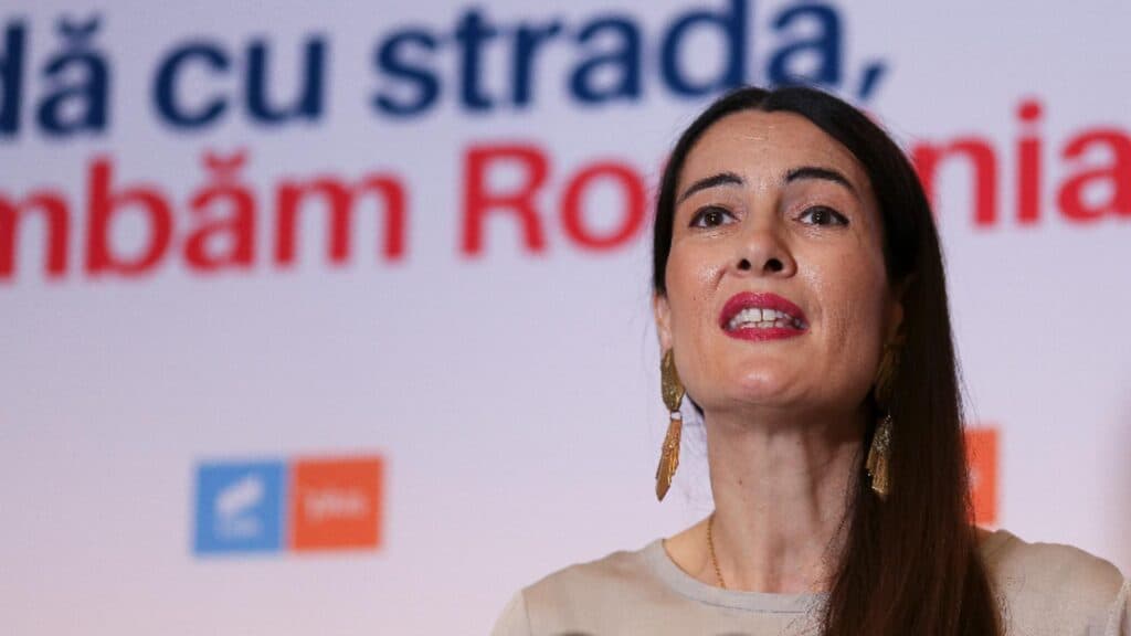 Clotilde Armand și arta dublului standard: se plânge de întârzieri, dar le acceptă în propriul caz