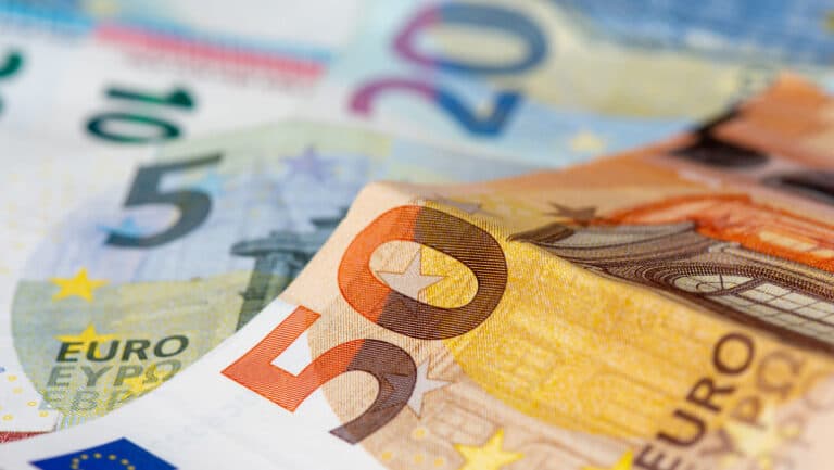 Comisia Europeană dă undă verde inițiativelor de apărare ale opt țări, iar România ar putea beneficia de miliarde de euro