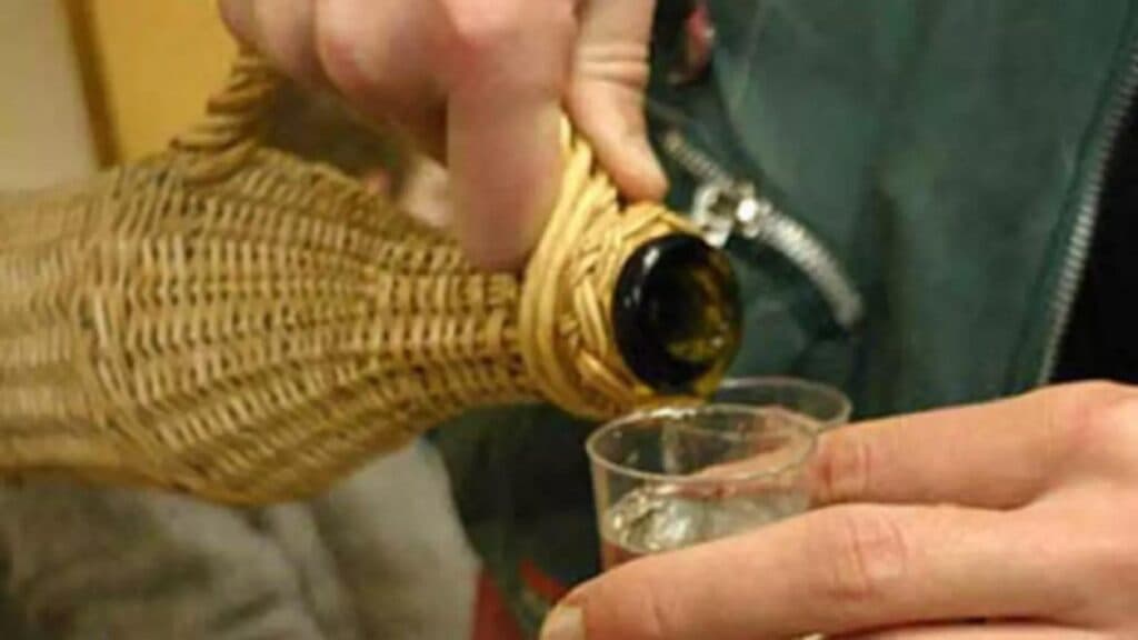 Încarcerat pentru cinci litri de țuică și o sticlă de suc: „Ce ai făcut, mă, nenorocitule? Furi de la oameni!”