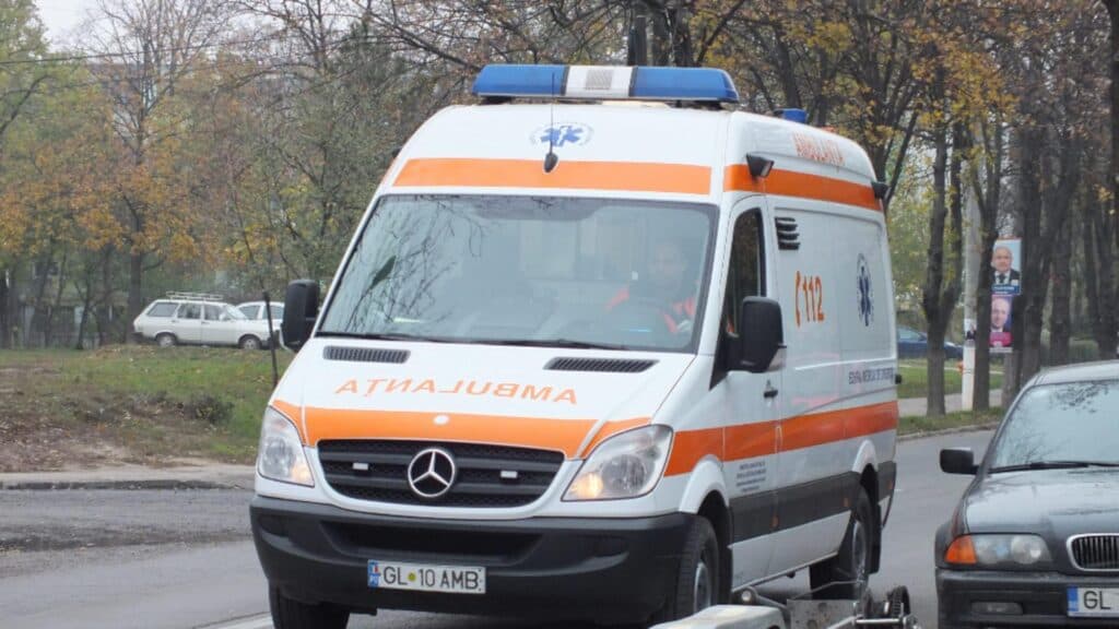 Un băiat de 11 ani, accidentat de o mașină în timp ce se bucura de zăpadă pe sanie