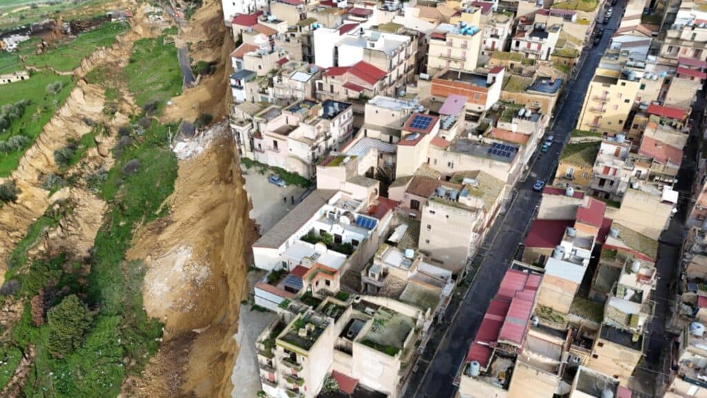 Sicilia în criză: Subteranul cedează, sute de case și străzi se prăbușesc, 1.500 de locatari evacuați